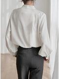 White Shirt Women Casual Shirts 2023 Autumn Chiffon Blouses Women V-Neck Ladies Tops Pearl Elegant Blouse Female