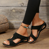 Slopes And Slippers Women 2025 Fashion Casual Sandals Women Hollow Light Outer Sandals Women Wearing