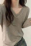 V-Collar Shows The Thin Wool Sweater, A New Slim, Long-Sleeved Blouse With Bottoms In Autumn And