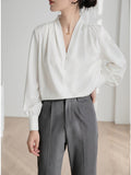 White Shirt Women Casual Shirts 2023 Autumn Chiffon Blouses Women V-Neck Ladies Tops Pearl Elegant Blouse Female