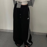 Piping Details Embroidery Logo Baggy SweatpantsOutfit